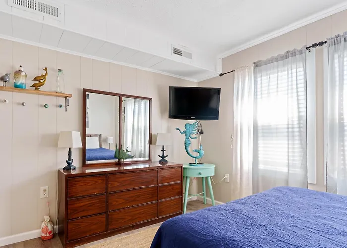 Renovated 1-bedroom With Bay Views, Near Convention Center &