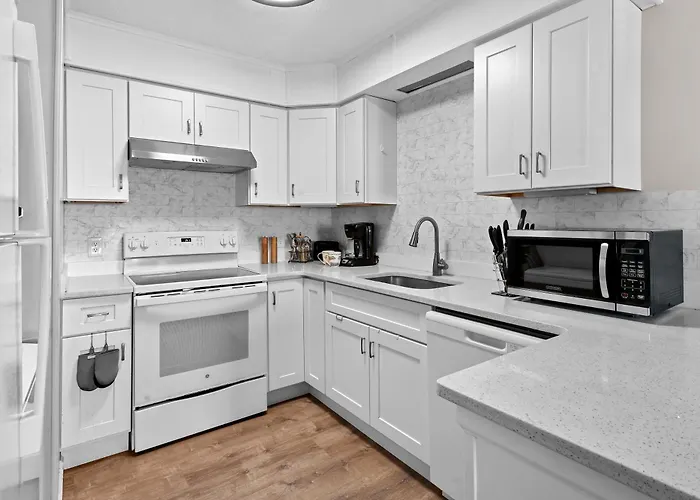 Renovated 1-bedroom With Bay Views, Near Convention Center & Ferienhaus *
