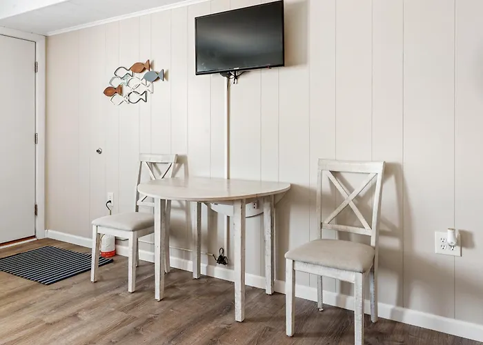 Renovated 1-bedroom With Bay Views, Near Convention Center & *